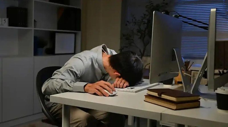 职场中年群体面对AI浪潮，龙虾工具引发广泛追捧与隐忧。