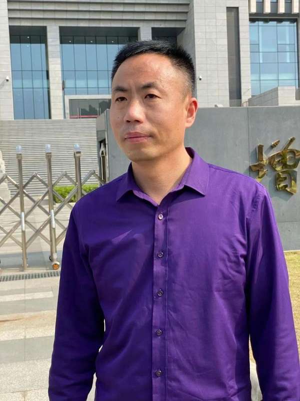  潜逃二十余载的“梅姨”现身；谢某某被捕，受害家庭迎来曙光。 新闻 潜逃二十余载的“梅姨”现身；谢某某被捕，受害家庭迎来曙光。 新闻